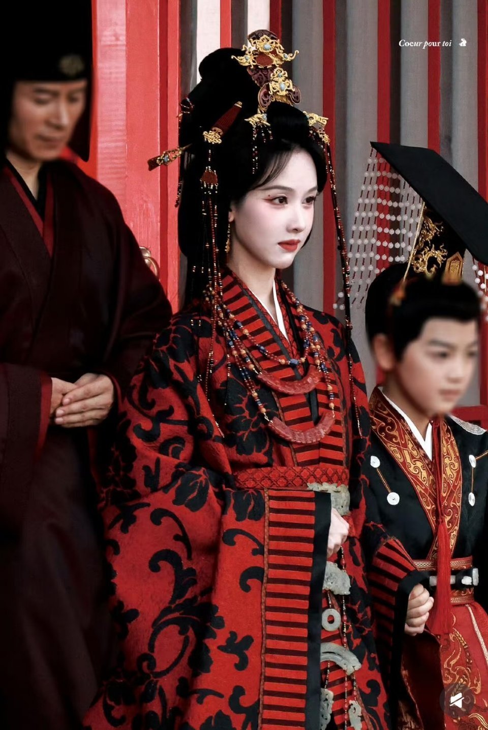 鞠婧祎白鹿陈都灵战国袍造型，谁更精致？ 
