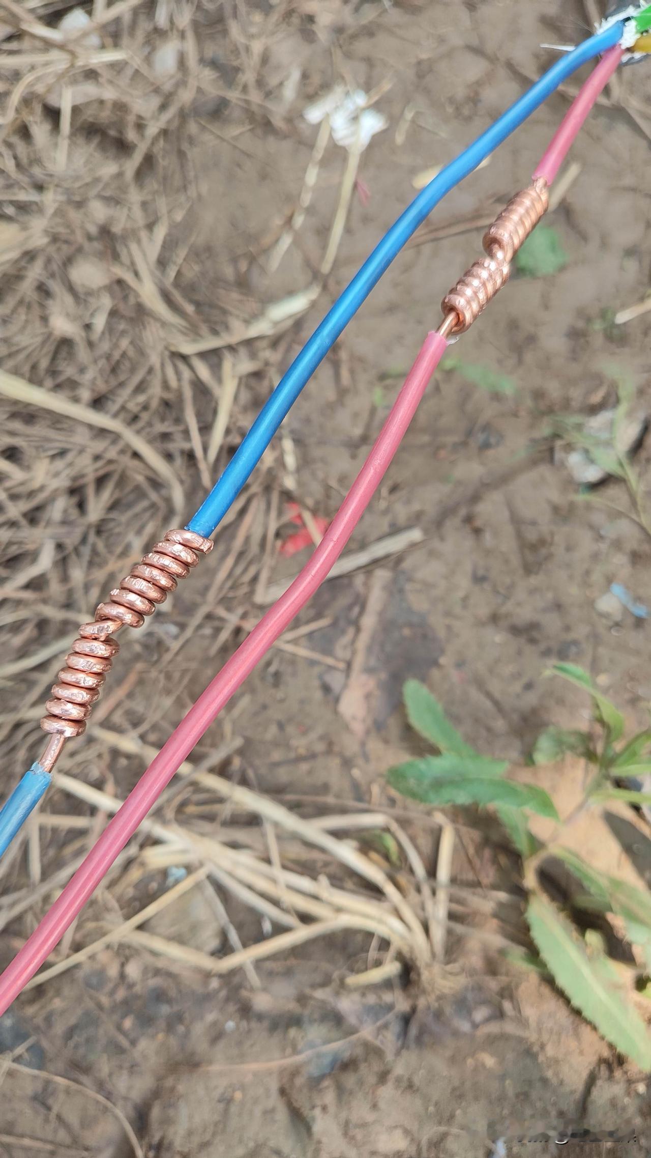 今天给电缆接线，刚干了一半老板突然回来了，看到我现场的接线非常生气，直接就就撵我