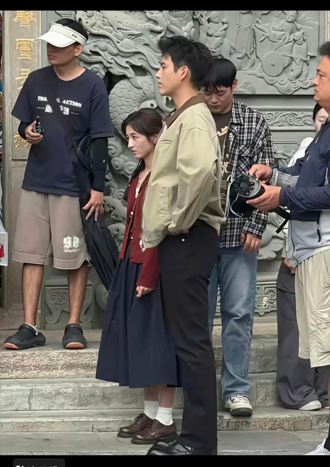 导演组的这cp没有一点cp感！
我想知道他怎么同意跟这么一个小小的姑娘搭档拍戏的