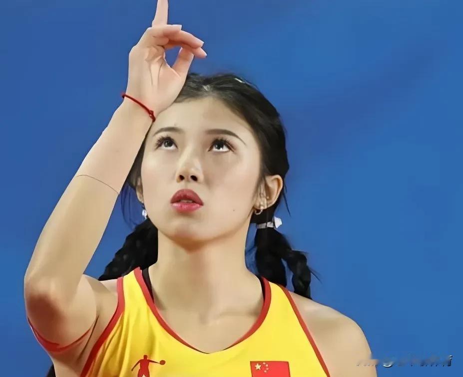 别再黑吴艳妮了，不管怎么说她都是国内女子跨栏第一人！
今天全国女子跨栏100米决
