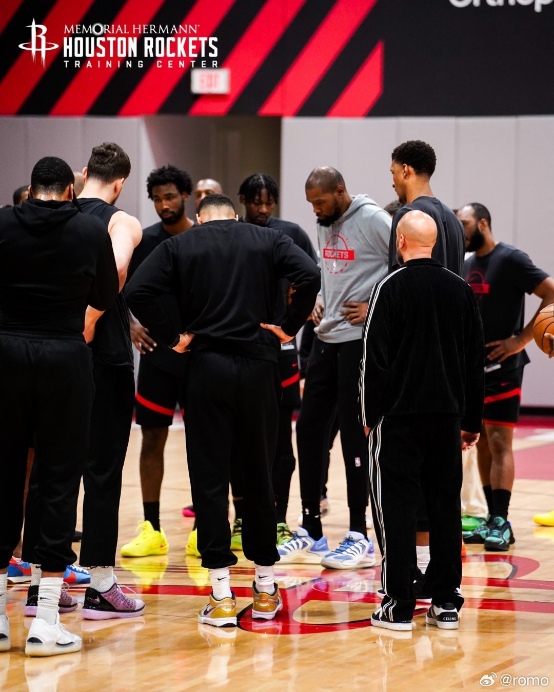 火箭队本月大空位三分命中率位居联盟垫底，仅有154投50中=32.5%阿门：三分