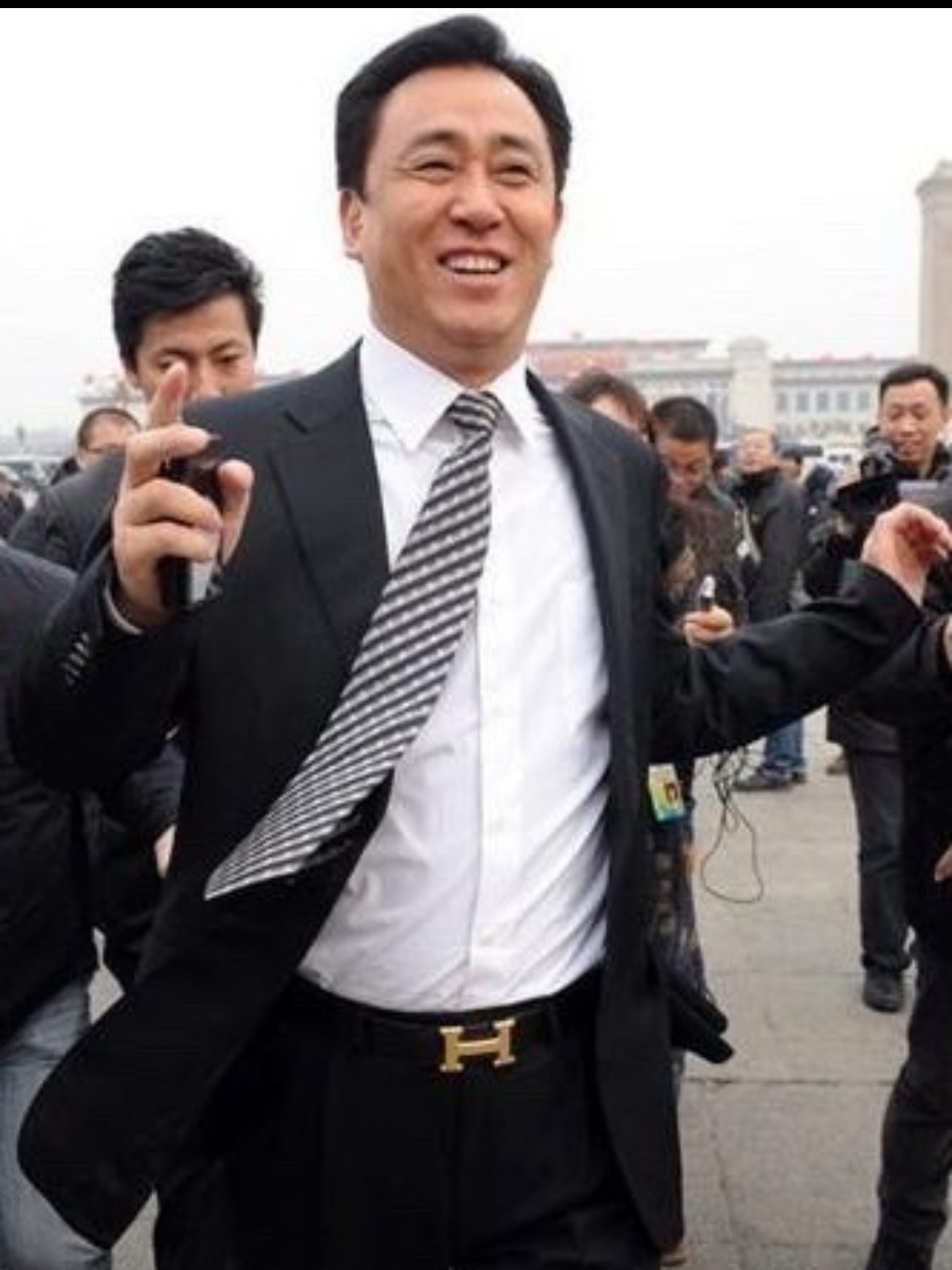 许家印被曝奢靡日常许家印巅峰时期的生活细节曝光，排场令人触目惊心。手握3架大型私