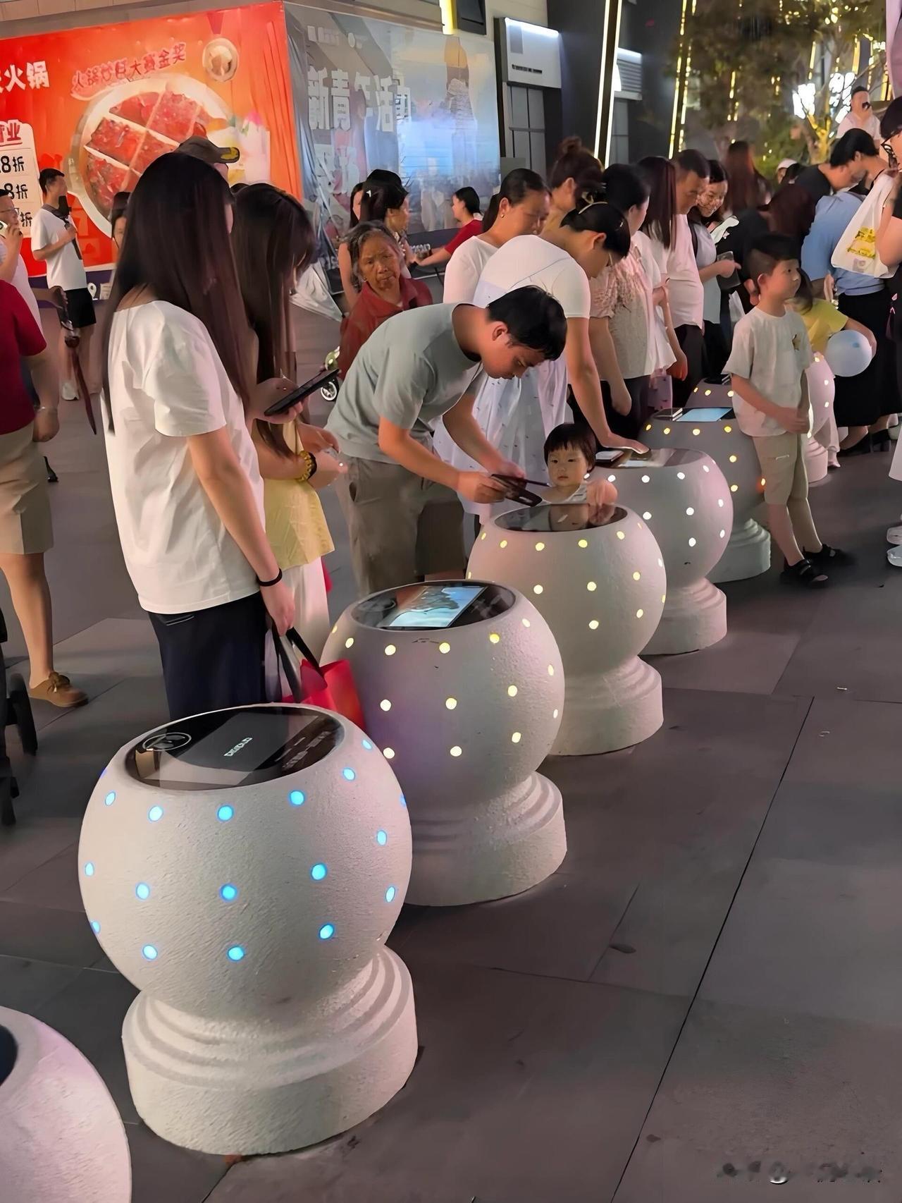 深圳太超前了，石墩子给手机充电[大金牙]

龙华后浪新天地的路边石墩子，
以前就