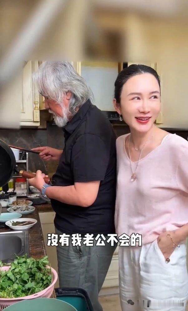 要说国民老公，
我觉得张纪中可以吊打一众“阔少”了。

古稀之年的张导，和美女博