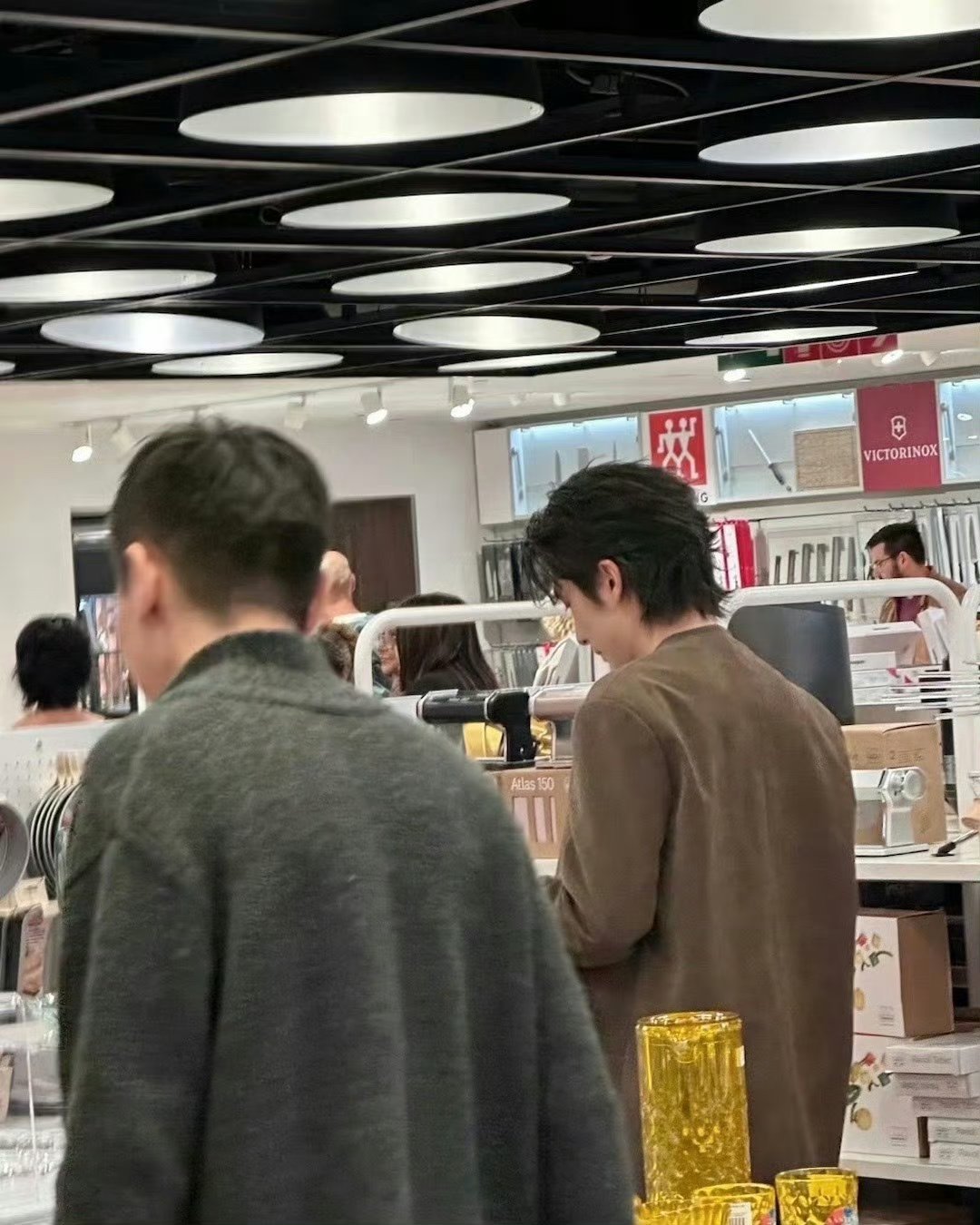 米兰偶遇张新成逛街网友在米兰偶遇张新成，只看背景就被帅到的程度！真的嫉妒了！！！