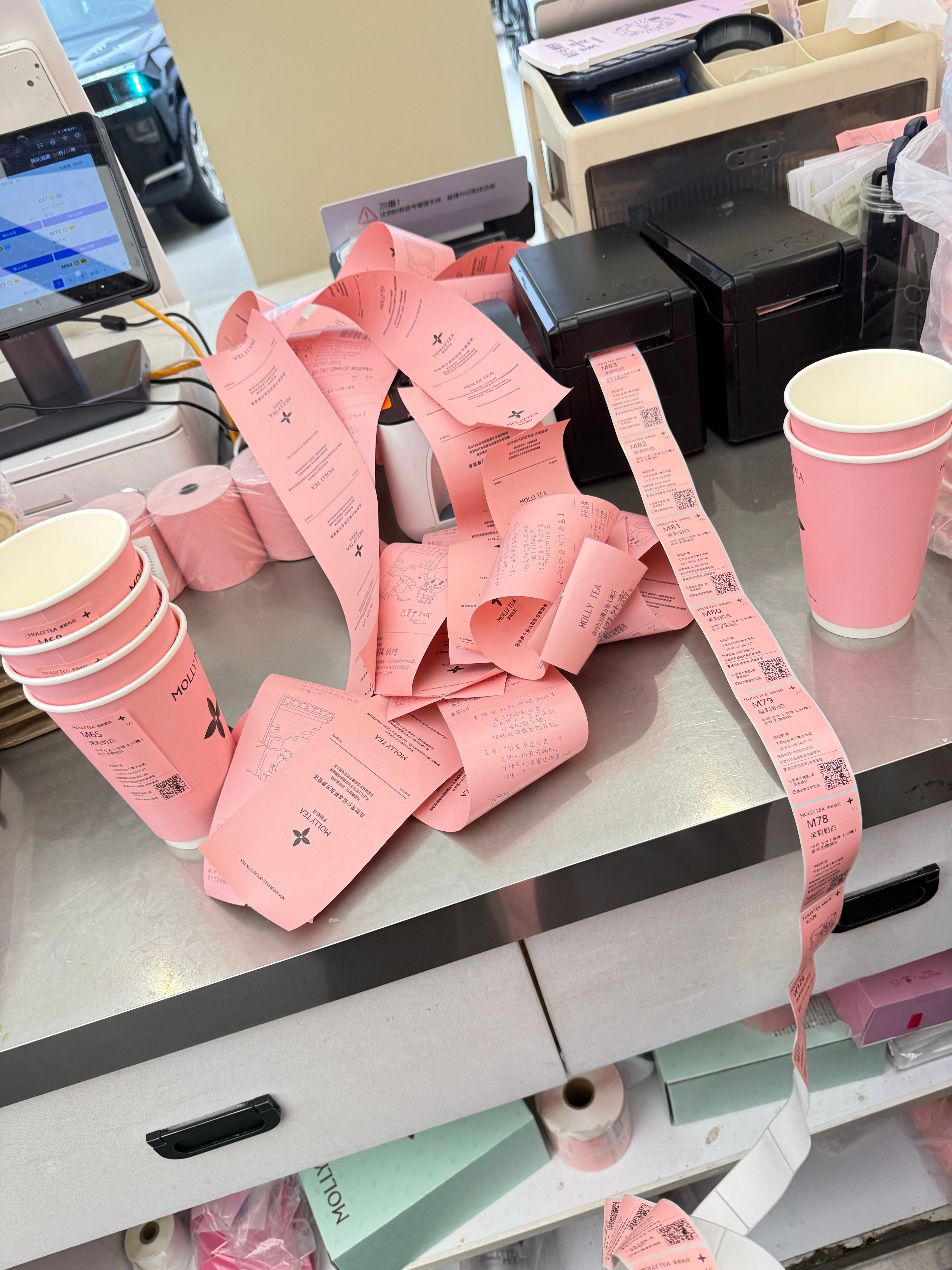 一个人单点30多杯茉莉奶白你有病吧。搞得我的饭一个小时后才吃上。。 