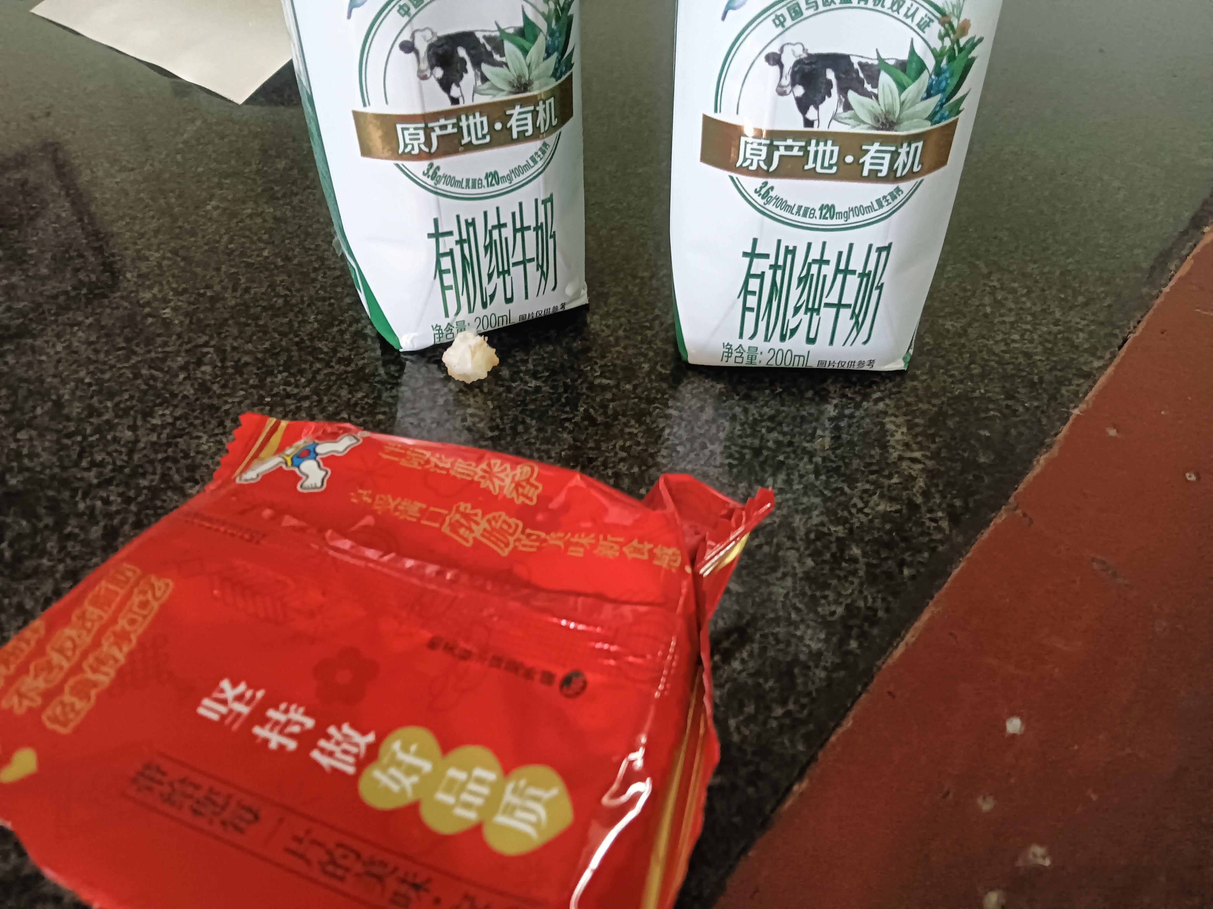 孩子吵着闹着要吃果冻，打开又说不好吃，不要了。闹着要吃雪饼，打开吃了两口，又放在