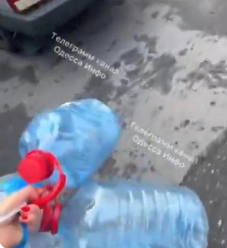 在俄罗斯对敖德萨市发动大规模袭击后，该市大部分地区断水、断暖、断电。
人们在公共