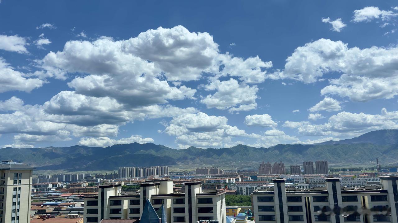 分享一张相册里随手拍的天空看看我拍的天空