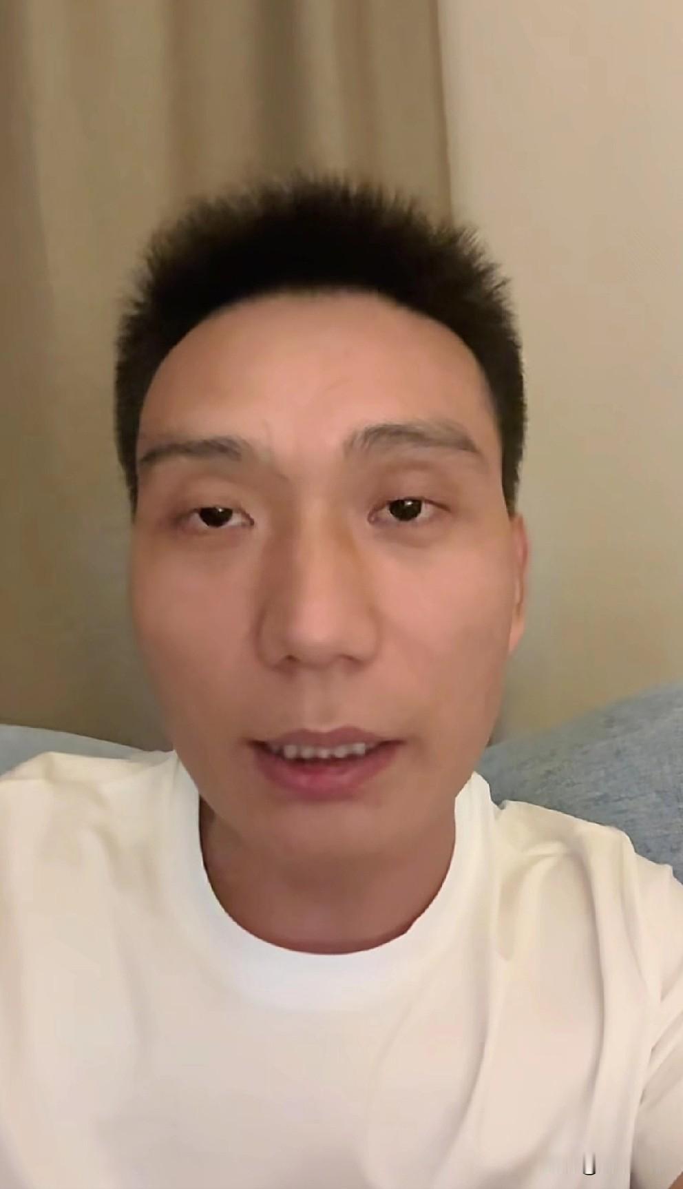 苏牙子哥哥谈明日行程。苏牙子明日凌晨4点落地，大概6点钟过海关。接到弟弟后，立刻