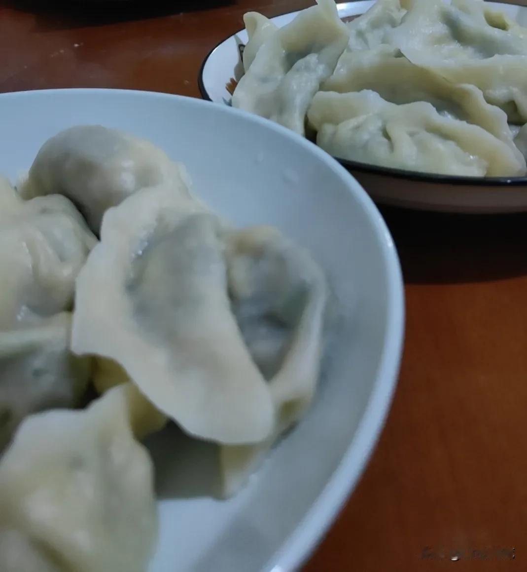 昨晚包了韭菜鸡蛋虾仁馅儿的水饺，我想尝尝咸淡，结果却发现苦得很…

馅儿都调好了