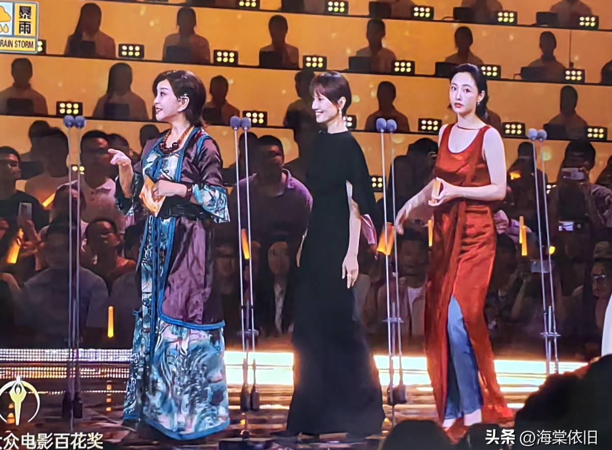 白百何红毯穿牛仔裤，被骂土气却意外出圈，时尚密码是什么？
2026年百花奖上，白