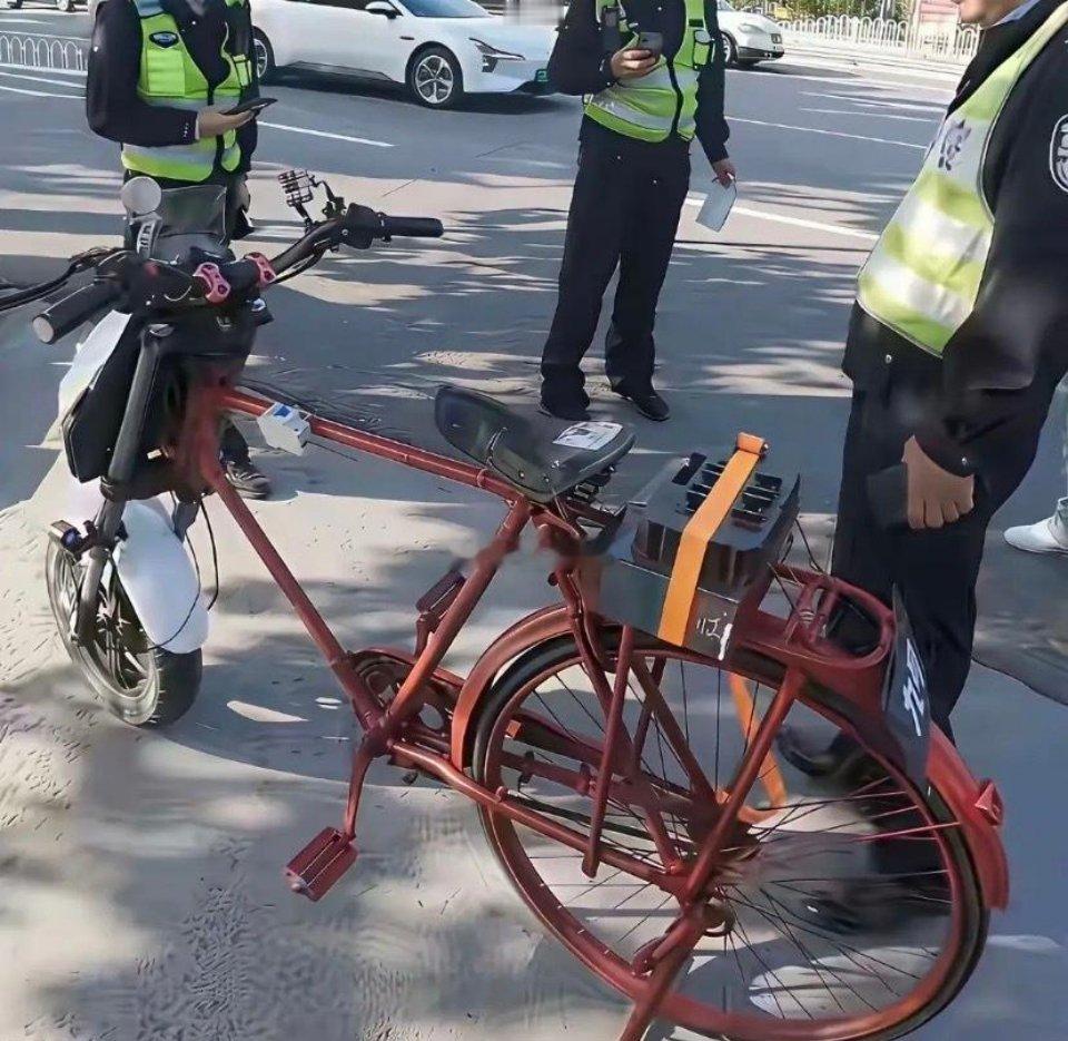 高手在民间，交警都笑了。 