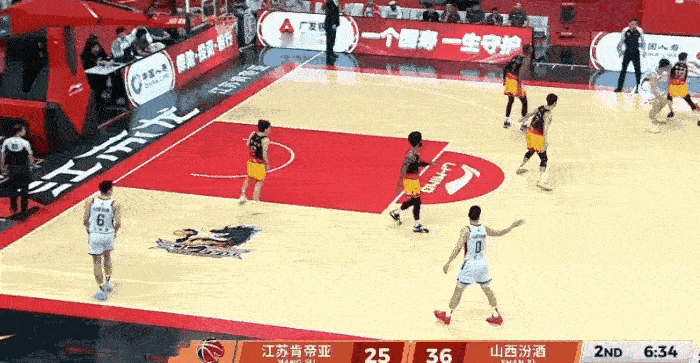 尼克斯跟迪亚洛的连线，这身型、这一招一式，好像是胖版古德温啊 cba