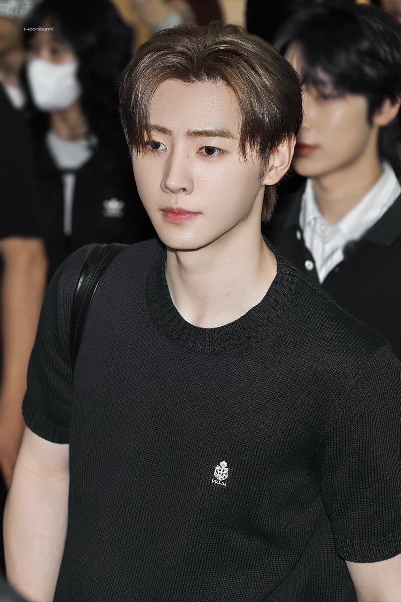 今夕是何年260619 PRADA看秀出发©️logo 