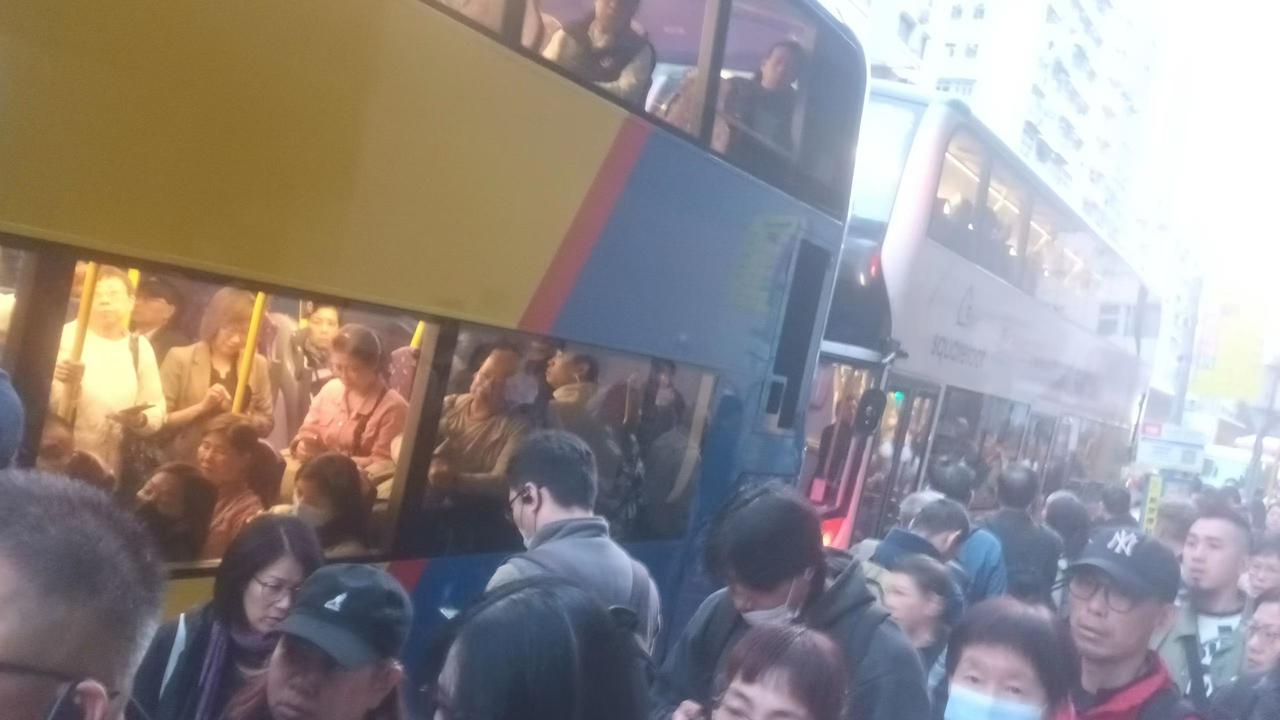 高度依赖地铁人口密集的都会城市，一旦故障出现，地面等巴士截出租车上班上学的人群一