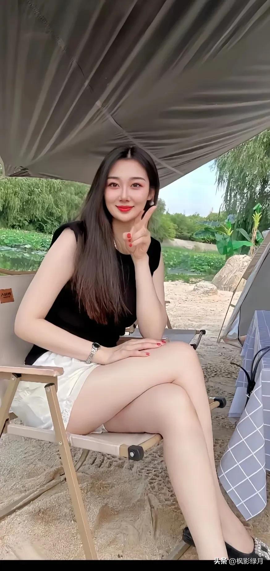 鸟鸣杨柳岸，
花开藕荷塘。