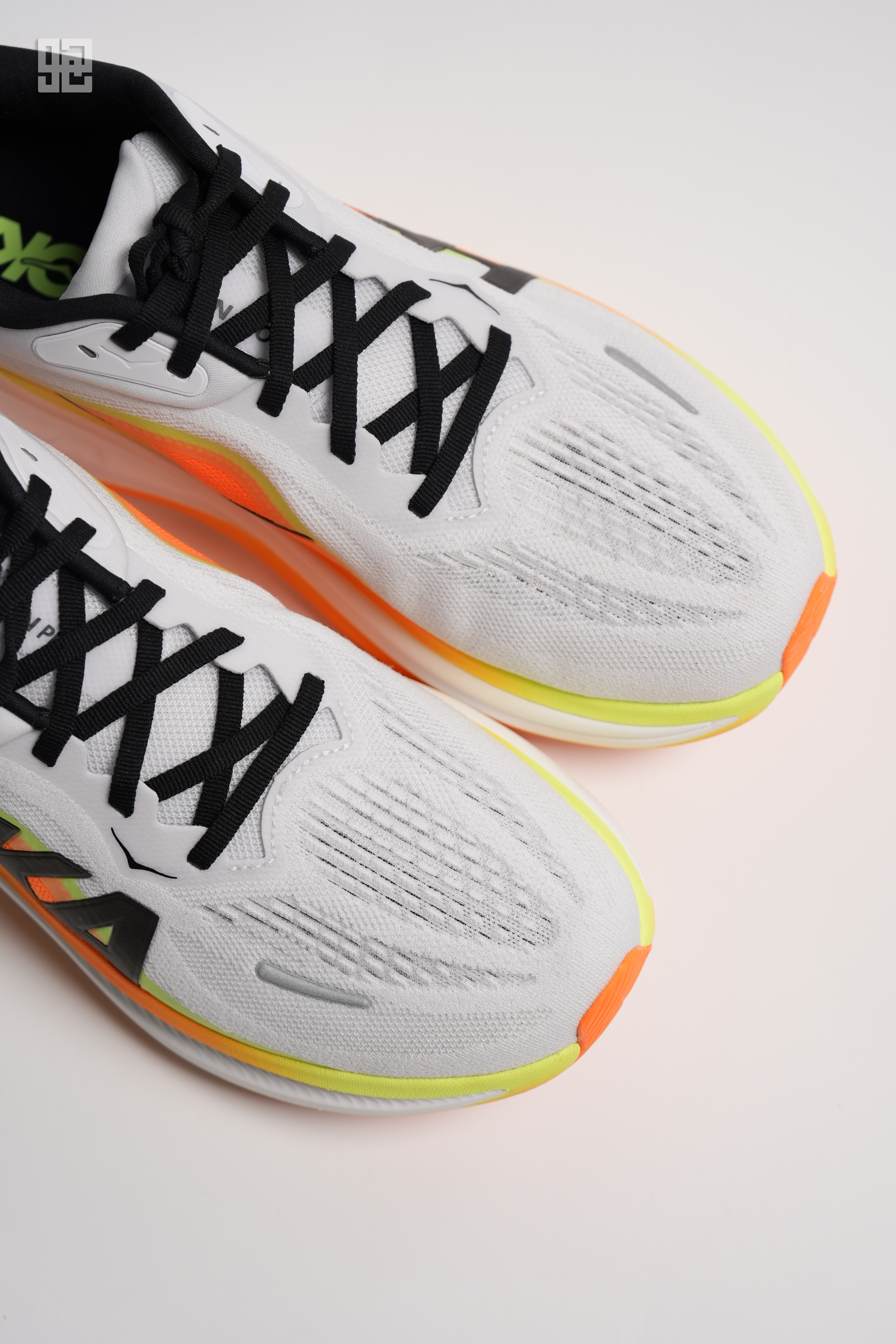 HOKA Clifton PRO超厚缓震跑鞋，是HOKA 全新的高性能日常训练跑