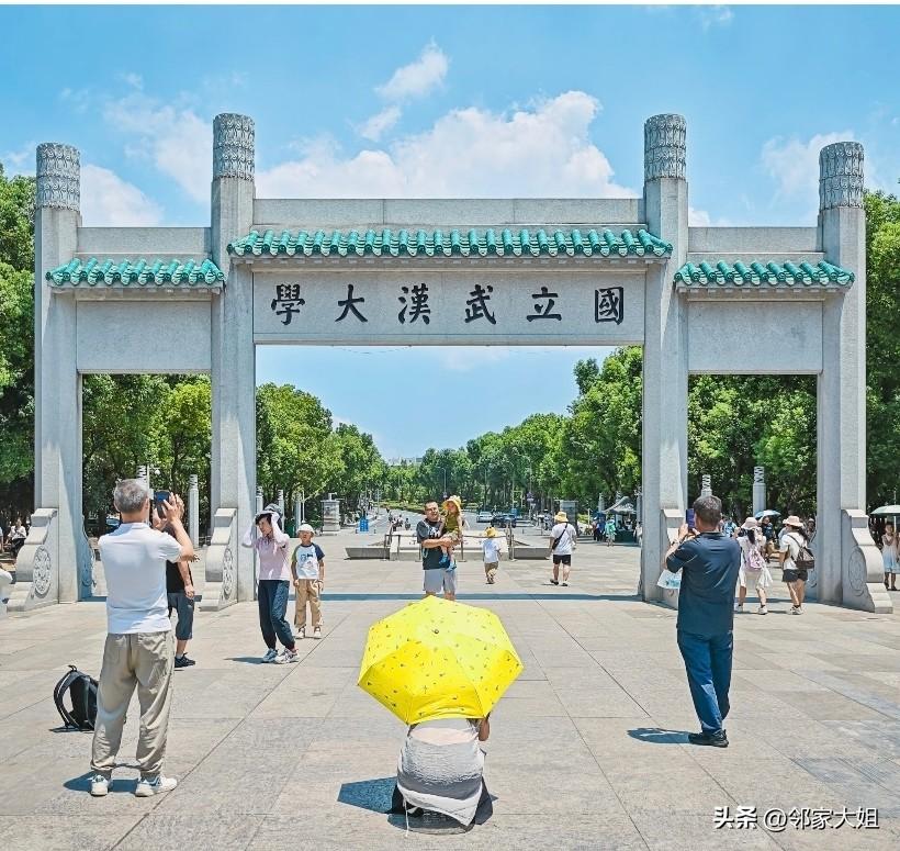看着武大被群起攻之，这破窗效应真要毁了百年名校？最近看着网上这么多人围着武大骂骂
