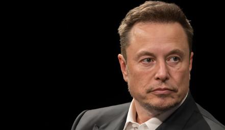 我们终于品尝到了养虎为患的后果，当年马斯克旗下的两家公司，特斯拉面临破产边缘，而