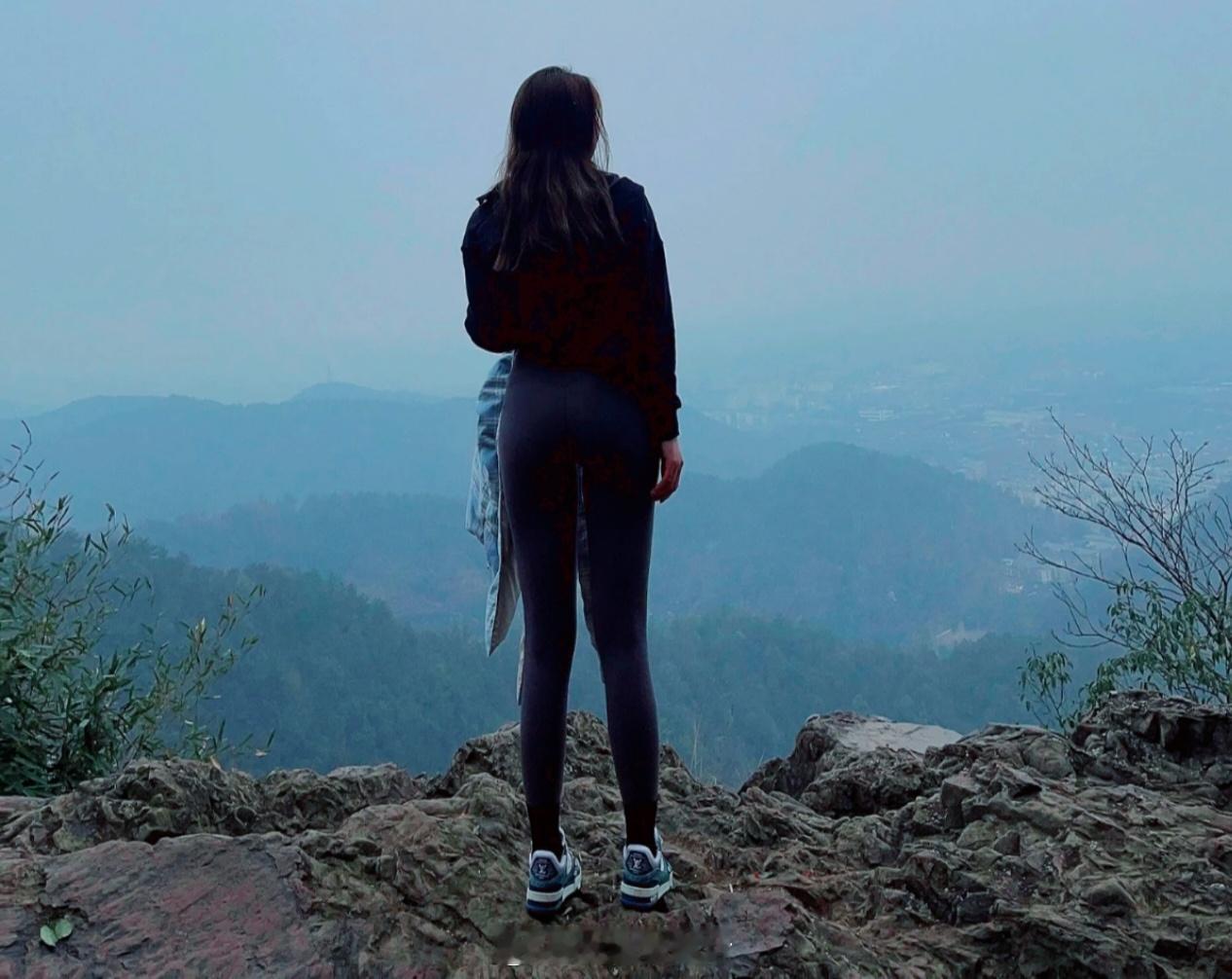 宝安铁仔山，登高望远的小姐姐。
