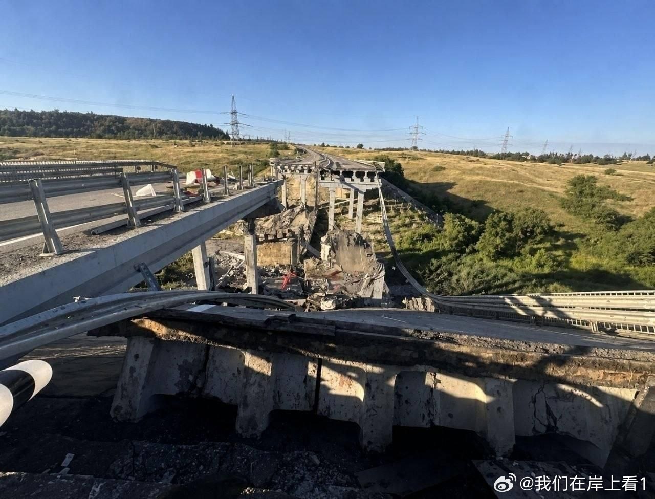 乌克兰摧毁了一座从顿涅茨克到马里乌波尔公路上的一座桥梁。 