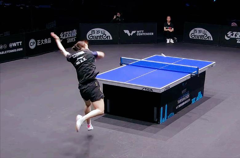 我去！感觉石洵瑶被佐藤瞳打懵了？
石洵瑶应该学鳗鱼，
减少主动进攻，
和她打到数