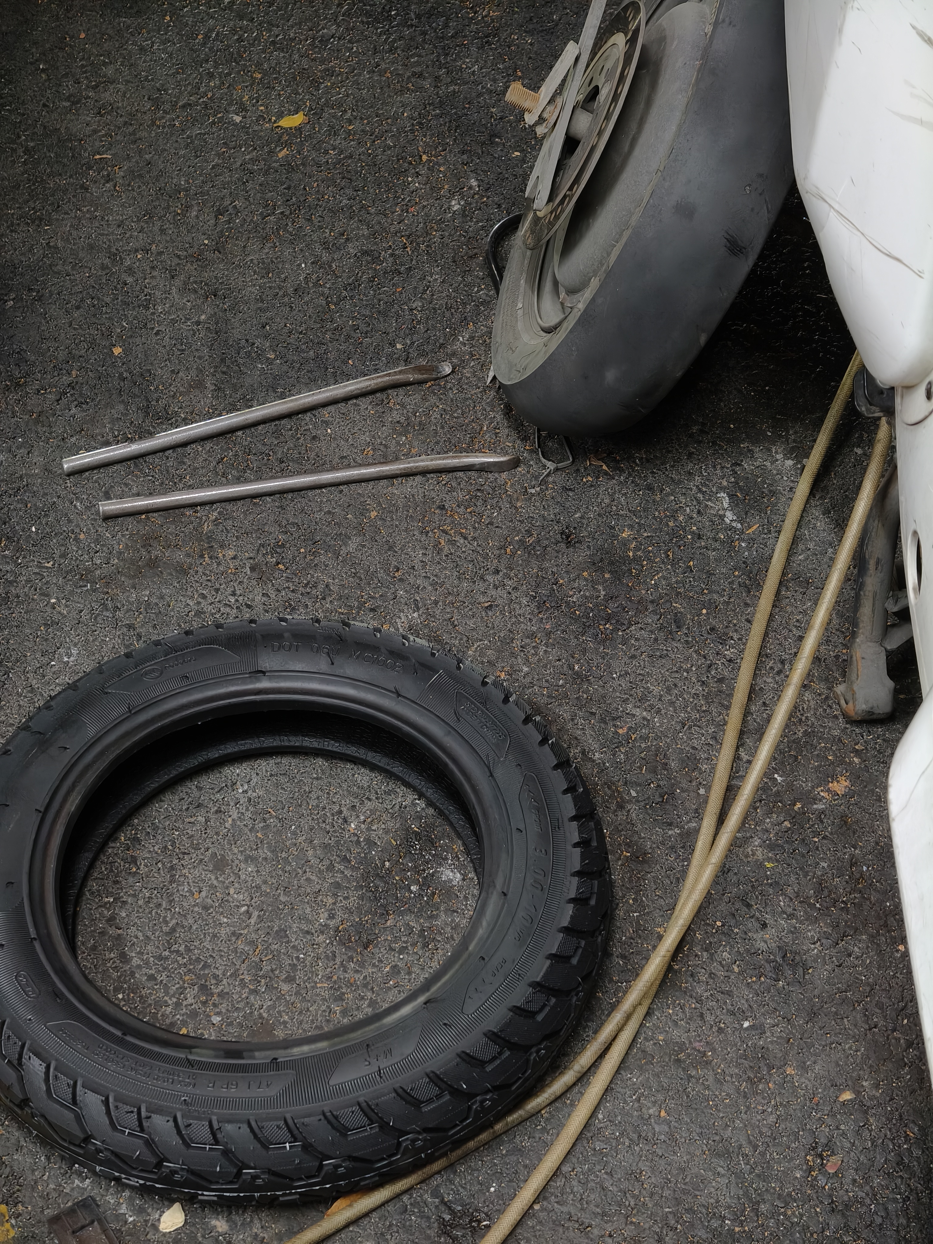 我就说怎么最近电动车路边有点水就打滑，原来我的前后轮胎都已经磨到这么光滑，一点纹