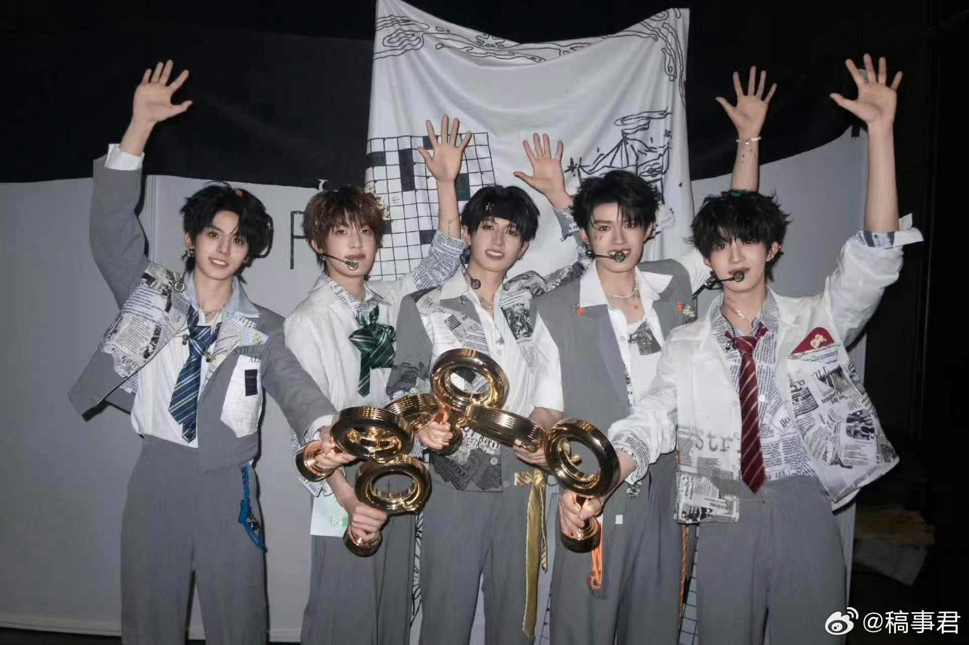 TF家族今天团建了 时代峰峻这是直接把团建办在了微博之夜啊这盛世如李飞所愿 