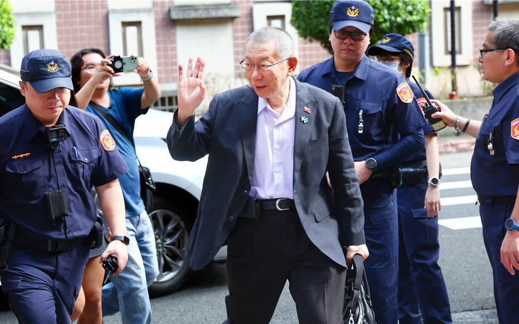 下周一重审，柯文哲交保被撤销。涉及京华城案，民众党前主席柯文哲与台北市议员应晓薇