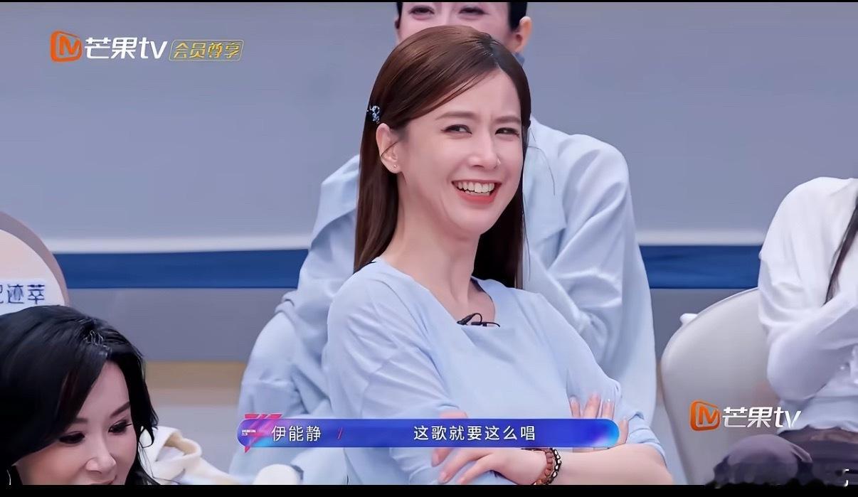 七年前她们在《女孩与四重奏》里嘴传玫瑰，七年后一个眼神就让人梦回夏天。伊能静黄圣