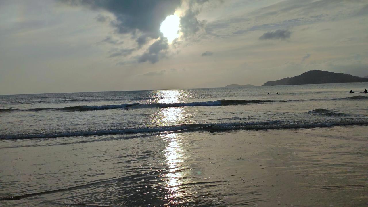 2024年12月10日海滩掠影。
​沧海横行西风烈，
​冲走鱼鳖和虾蟹，
​夕阳