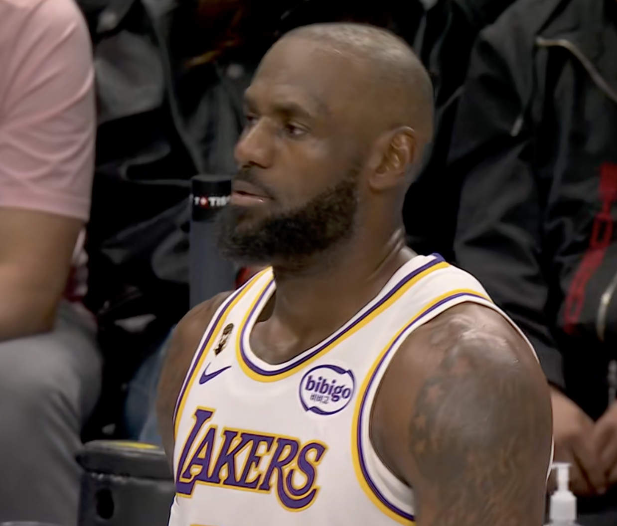 如何评价？半场的詹姆斯：11投9中 三分球1中1 罚球3中322分1篮板4助攻4