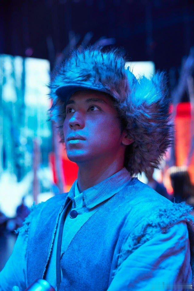 四渡预告里是许魏洲吗 有人没被预告里许魏洲惊艳到吗？那年代妆造，氛围感直接拉满。