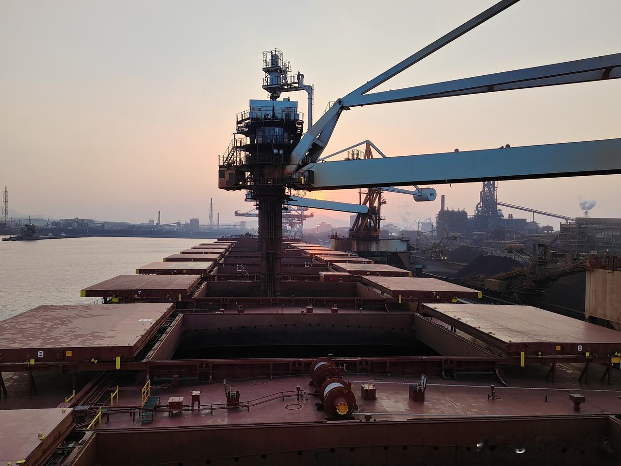 终于靠港了，再不靠港卸货，伙食都要吃完了。

2月11号日本第一个卸货港上的伙食