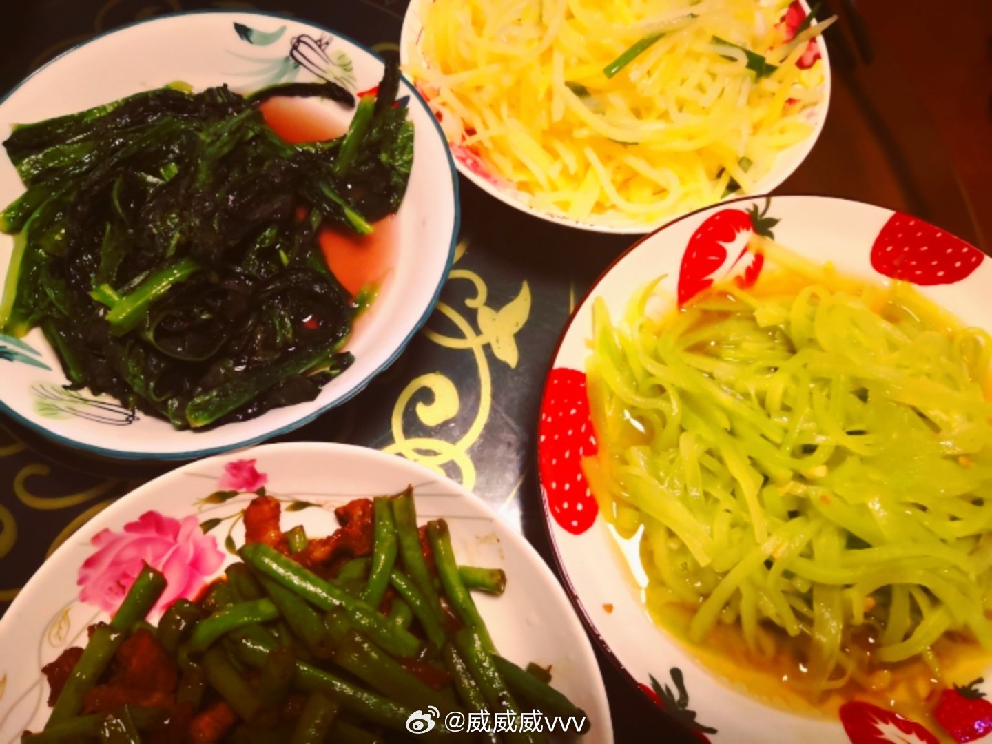 今晚炒的四道菜，先别管好不好吃，你就说绿不绿吧。 ​​​