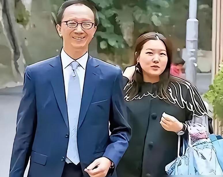 听说梁锦松现在拄拐走路了，74岁了，倒也正常。只是，一想到伏明霞，不少网友忍不住