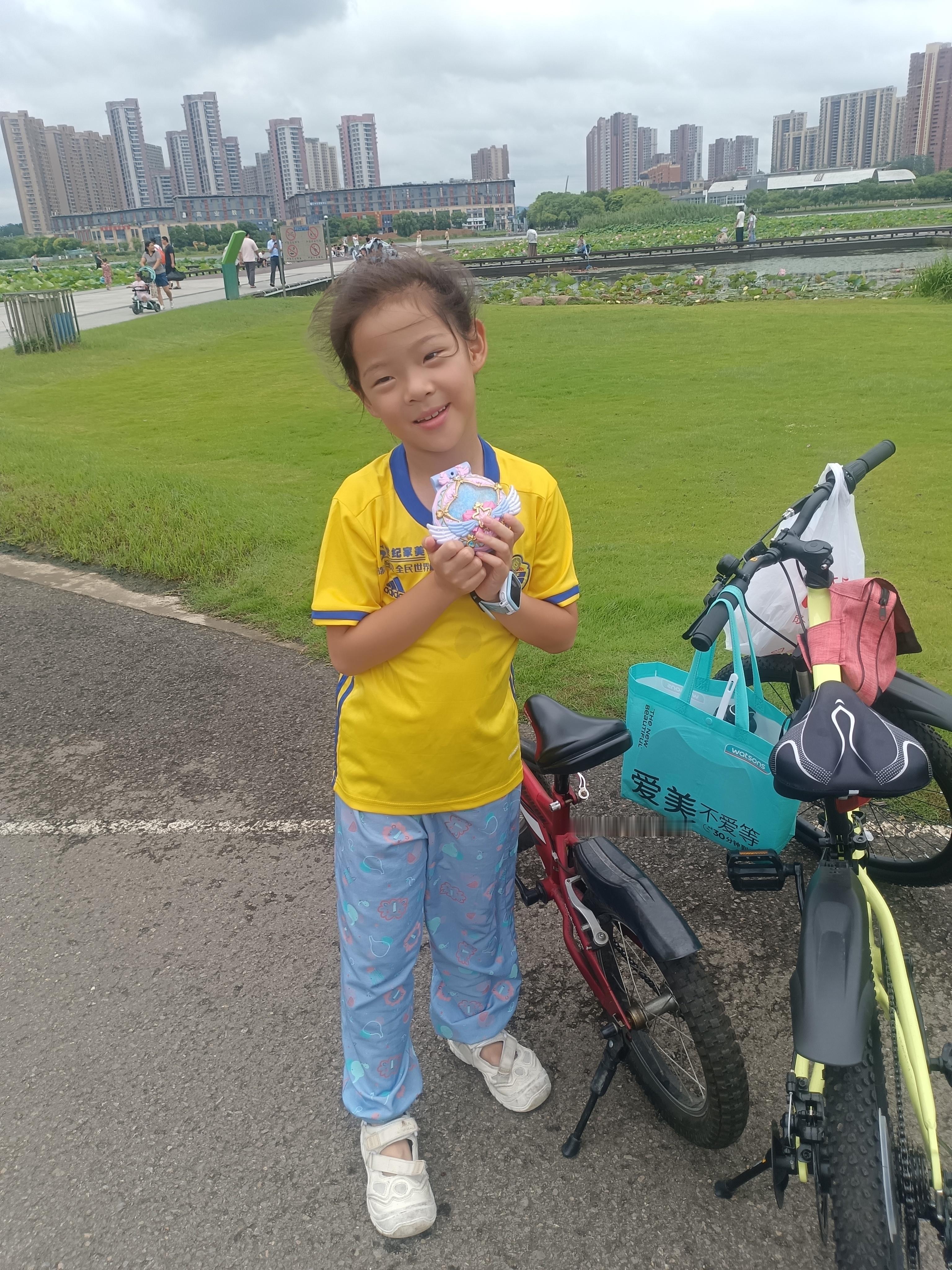 黄梅天的周日，与妈咪到莲花湖公园骑行。 南京