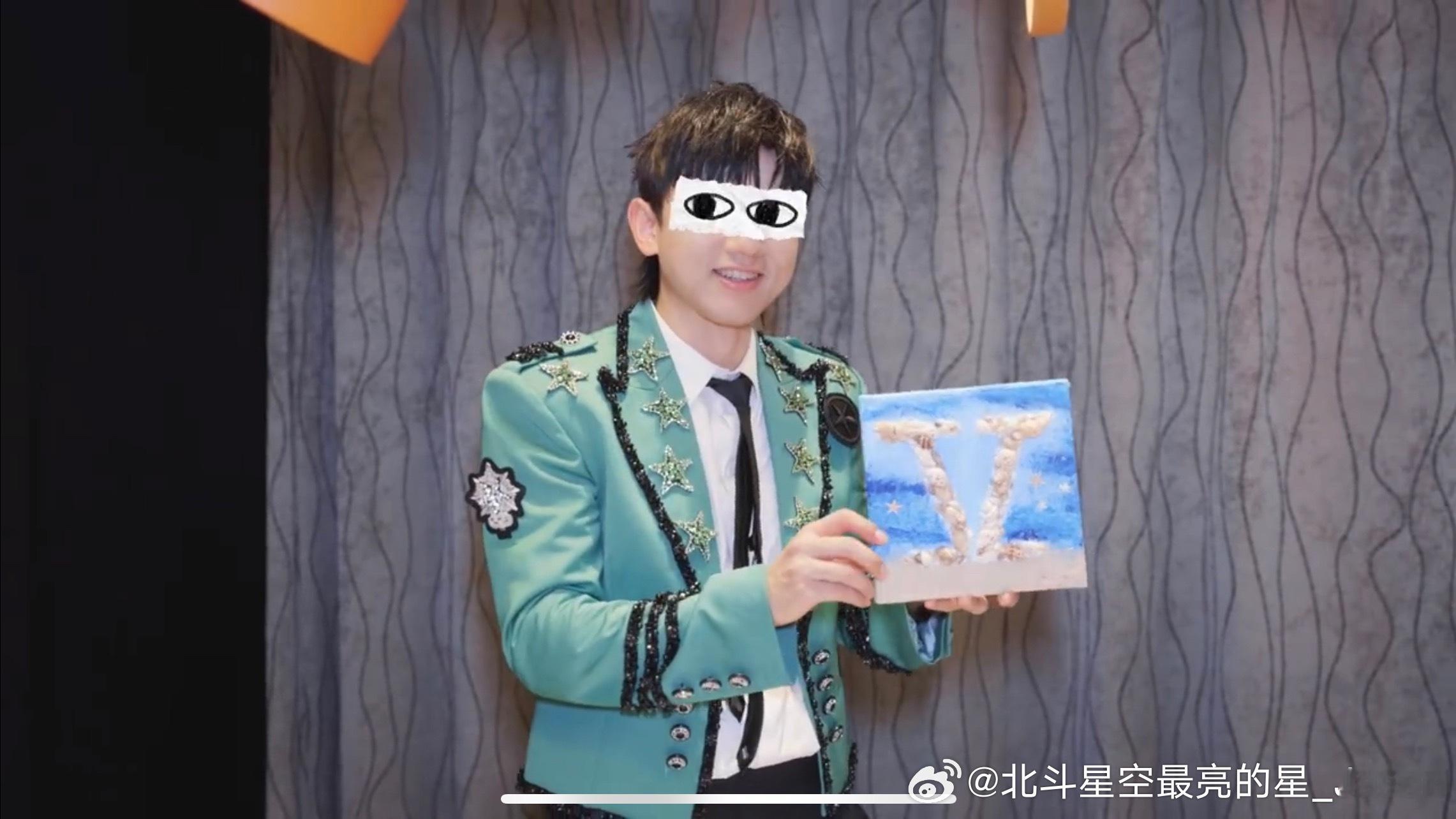 眼神之中透露着一丝清澈一丝纯真一丝可爱一丝…… ​​​