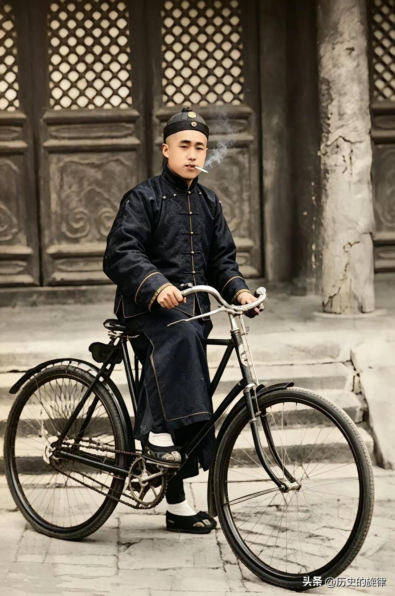 叼烟骑车的贝子爷，竟是乾隆爱女的七世孙
 
老照片里的一幕格外有时代感，男子嘴里