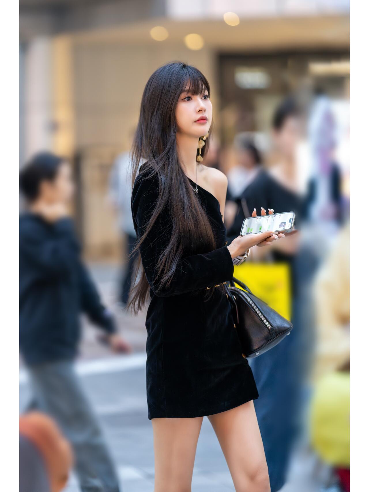 整理了一组氛围感满满的街头女生穿搭，风格覆盖超多。有复古牛仔、简约通勤风、甜酷辣