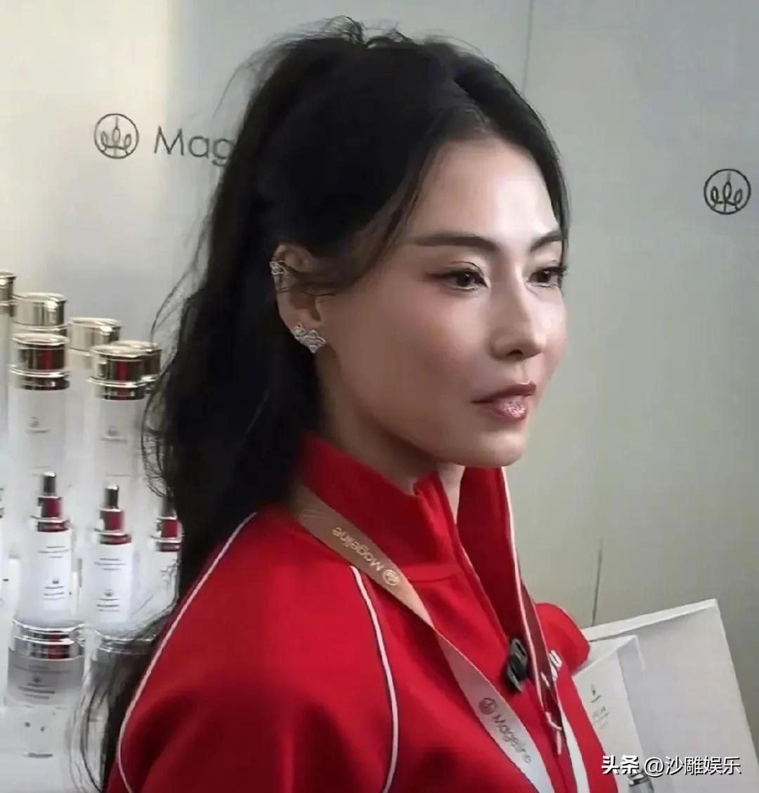 张柏芝，生图曝光被嘲“美人迟暮”？

3月2日，她又双叒叕冲上了热搜第一。

这