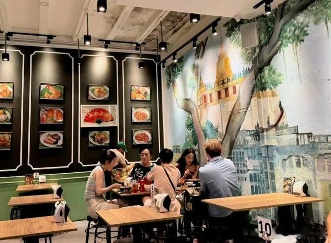 娜扎带妈妈泰国度假 有网友在泰国偶遇娜扎带妈妈度假，母女两个人长得是真的很像啊。