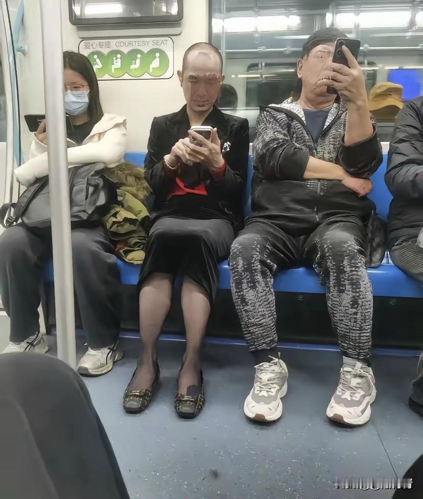 大哥真敢穿，咋过去安检的？要装就装相点，至少头上戴个假发片子啊。

这哥们乘坐地