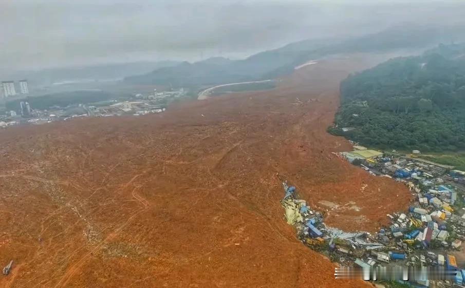 当年在深圳的光明，竟然会有那么一大片的渣土滑坡，滑出来的面积竟然那么大。周围的群