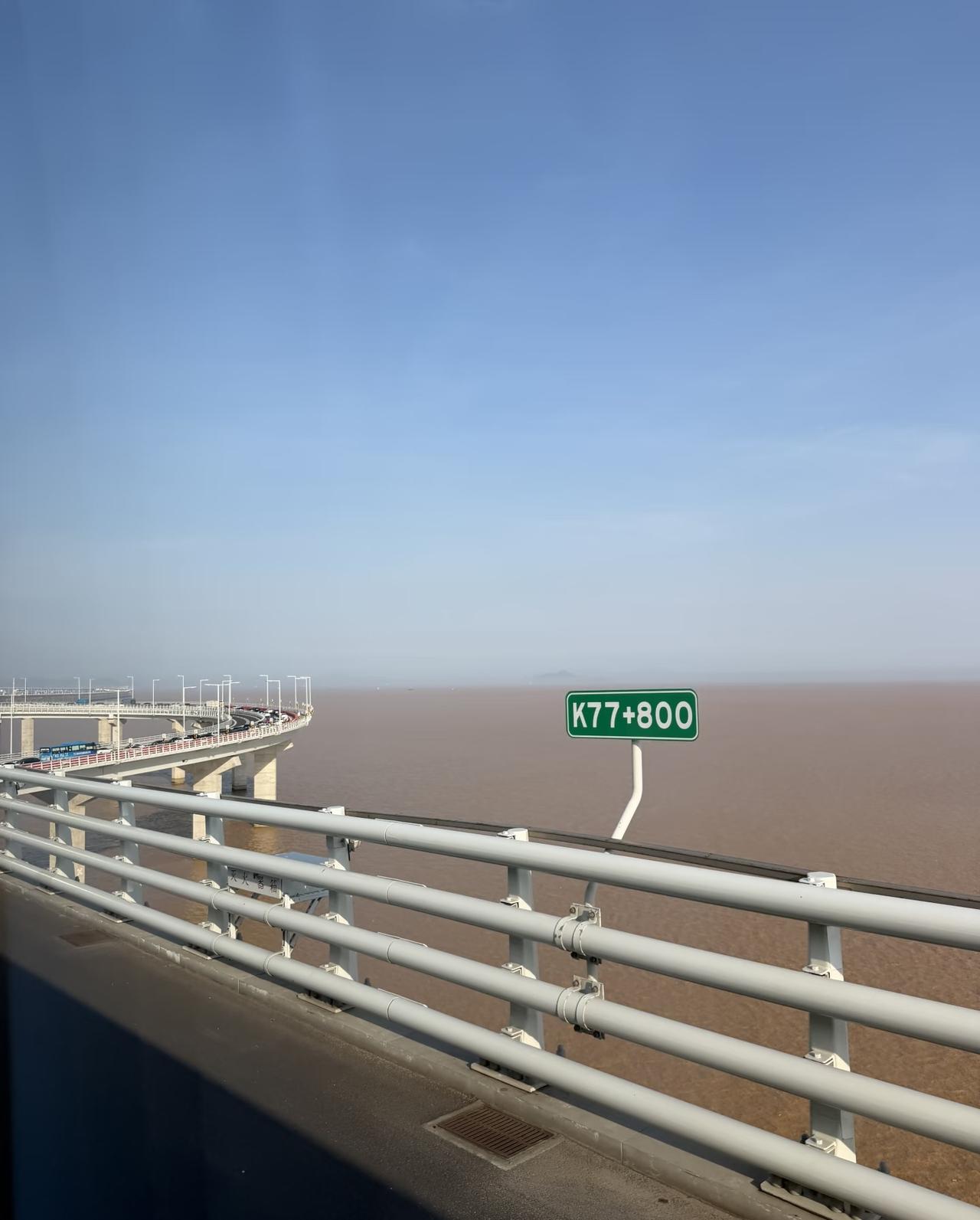 为什么珠海的深中通道的海是黄色的啊
在车上睡一觉醒来，还以为到沙漠了，给我这个南