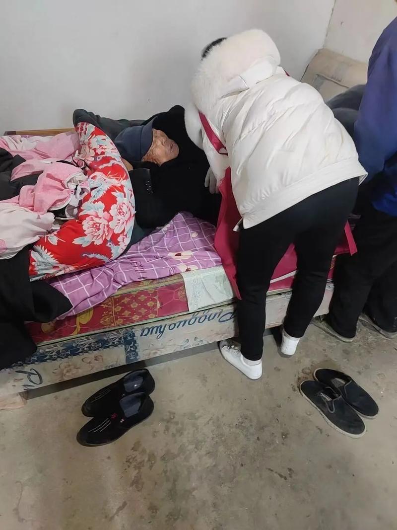 那天，阳光依旧明媚，天空湛蓝如洗，微风轻拂着大地，一切似乎都那么平静、安详。然而