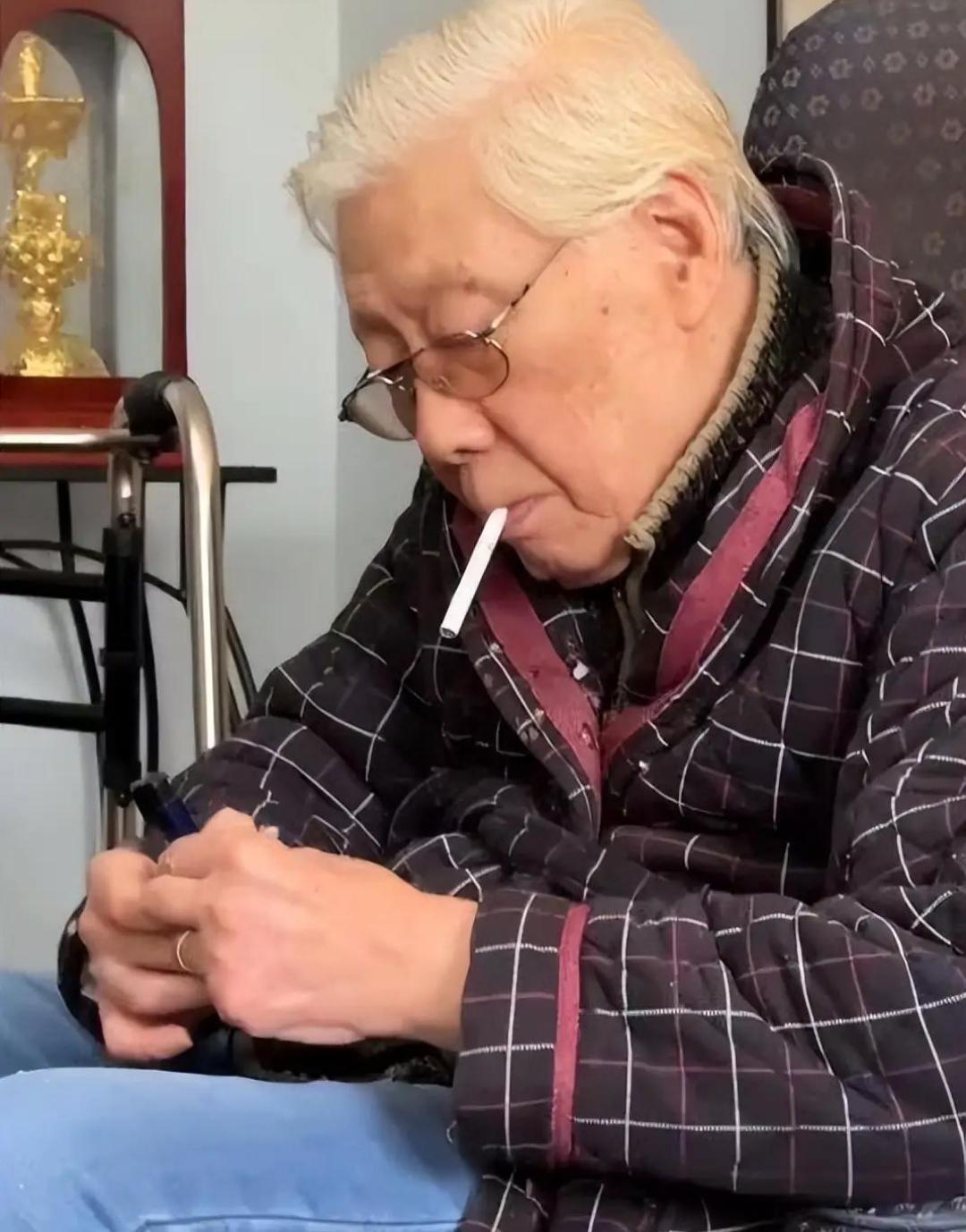 89岁的焦晃，当年演的康熙多威风啊，现在的生活得穿纸尿裤，走路得扶着墙，手还抖得