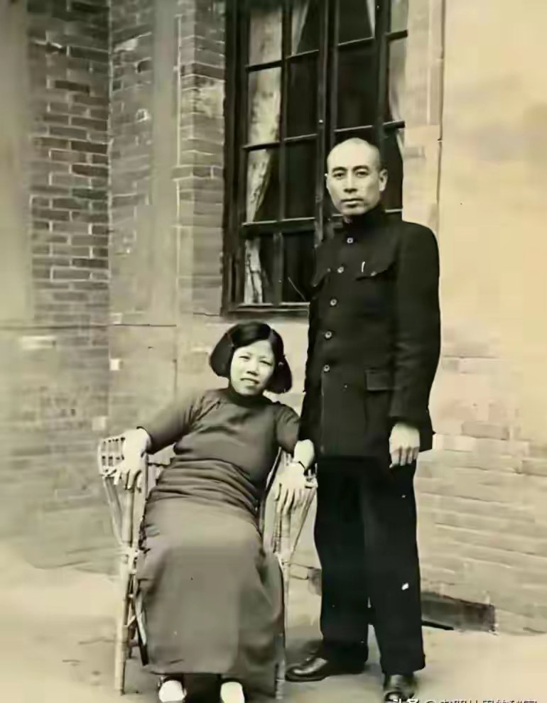看到1938年周总理和邓颖超合影，才懂什么是从一而终的神仙爱情 