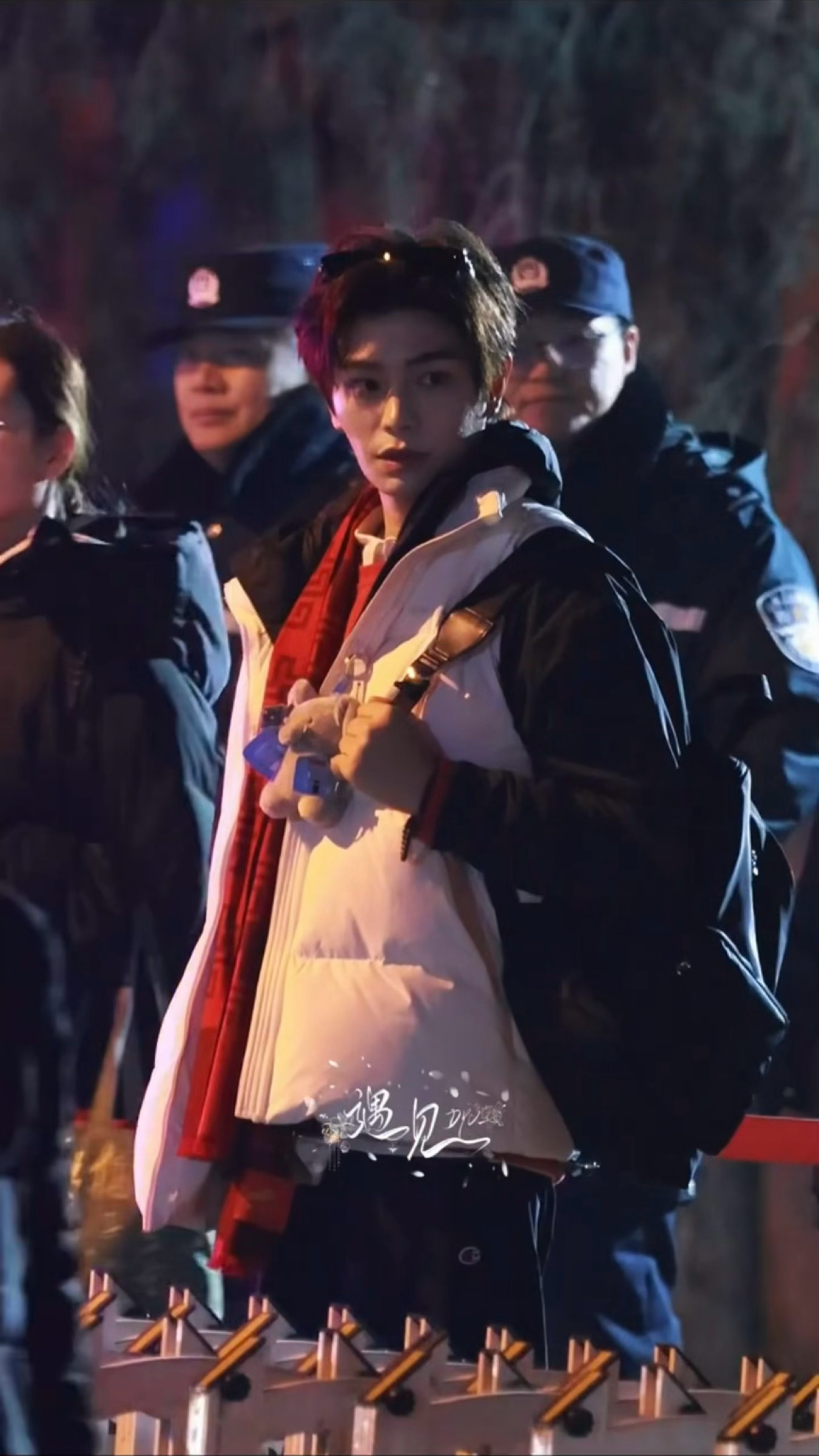 小丁终于戴上了春晚红围巾🧣胸前还挂了小象玩偶🥹丁禹兮终于戴上了春晚红围巾